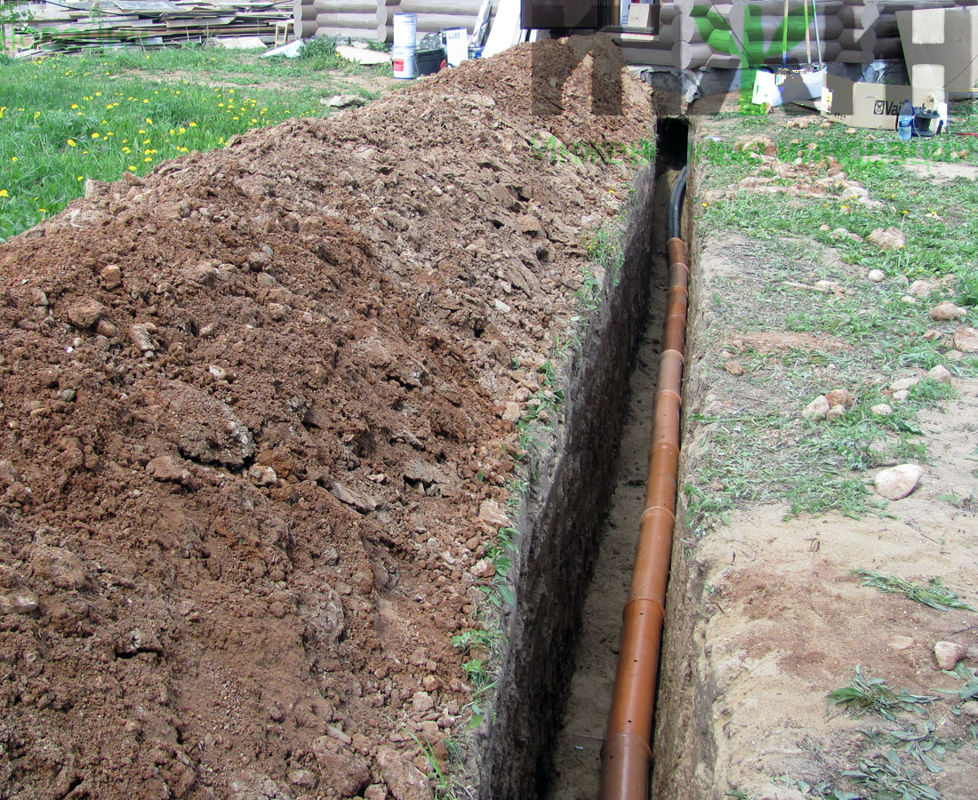 Монтаж трассы водопровода между домом и баней