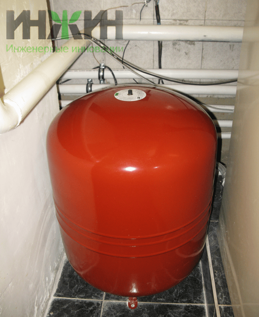 Монтаж расширительного бака отопления в котельной частного дома в Московской области