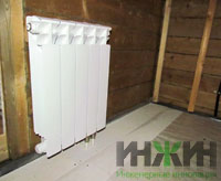 Радиатор отопления Rifar в тамбуре деревянного дома