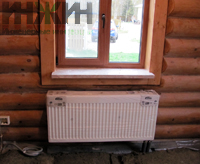 Монтаж отопления деревянного дома в Ярославской области, установка радиатора Kermi под окном