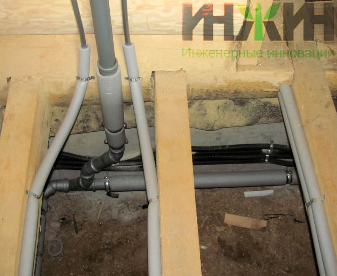 Монтаж труб водопровода и канализации в деревянном доме в дер. Тишково