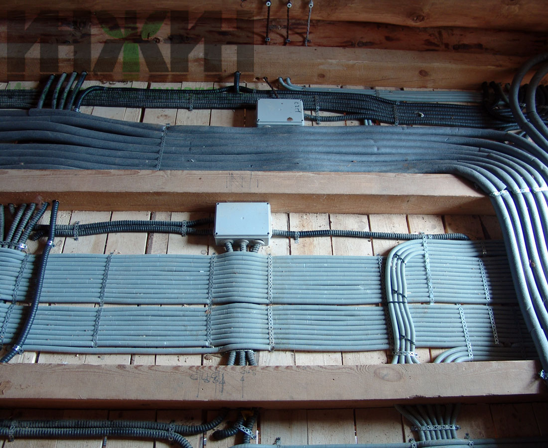 Монтаж электрики в деревянном доме - укладка электропроводки в полу