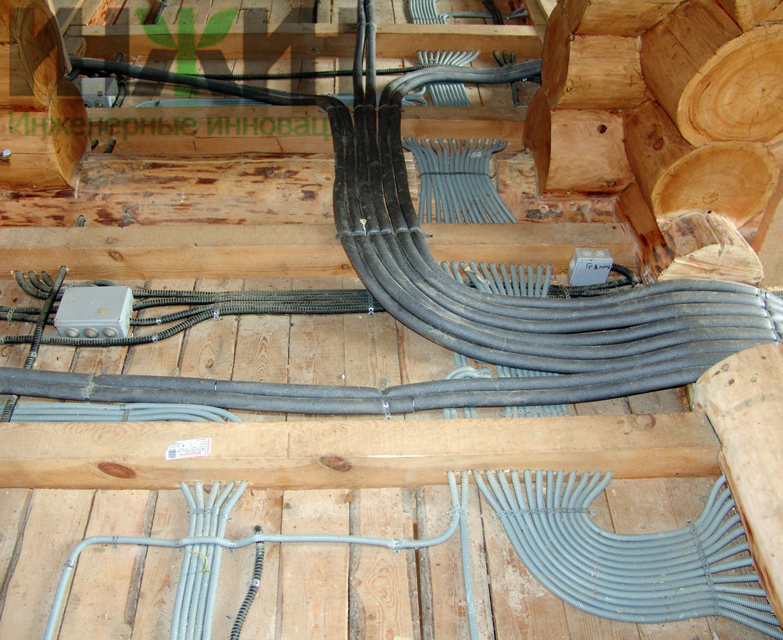 Монтаж электрики в полу второго этажа деревянного дома