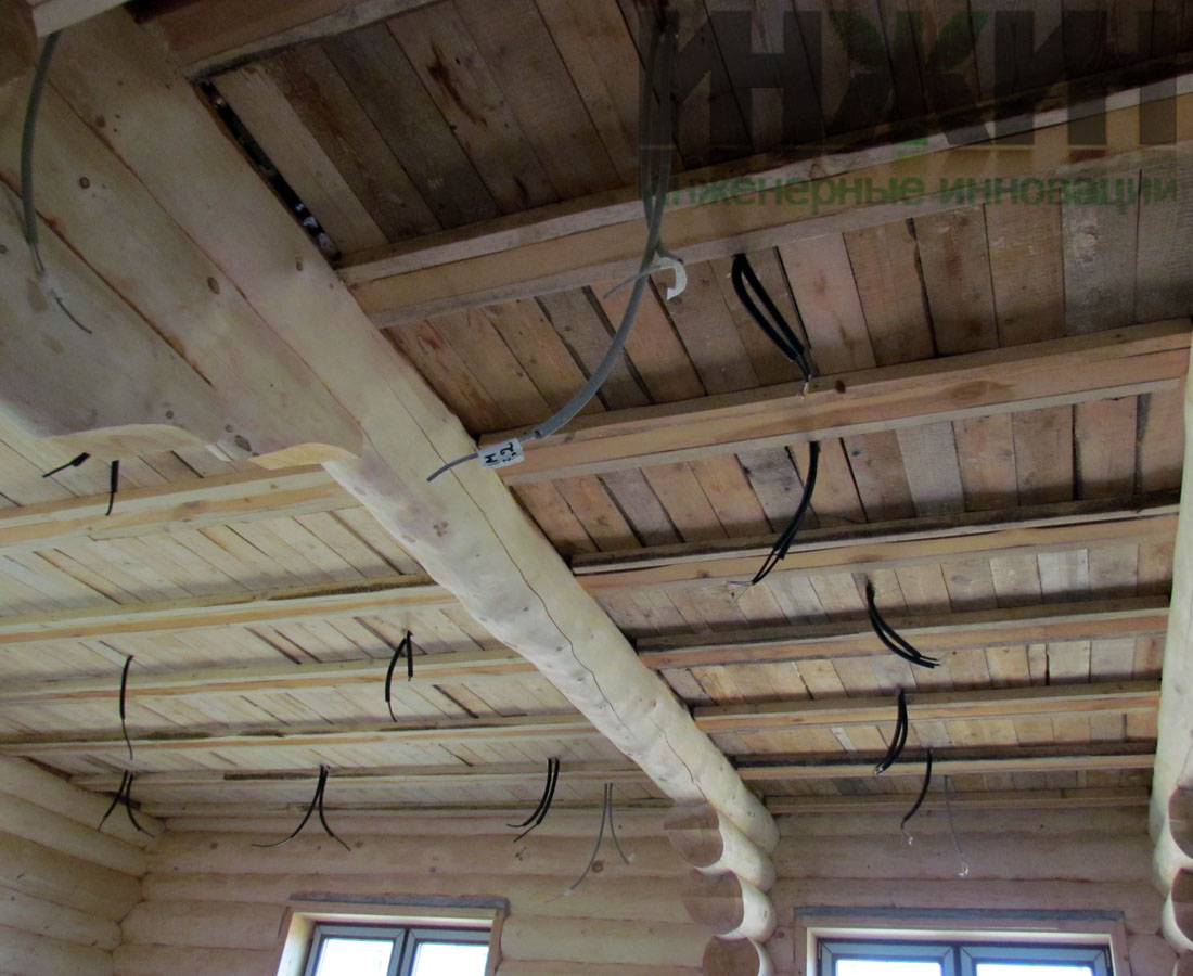 Монтаж кабелей для электрического освещения в деревянном доме