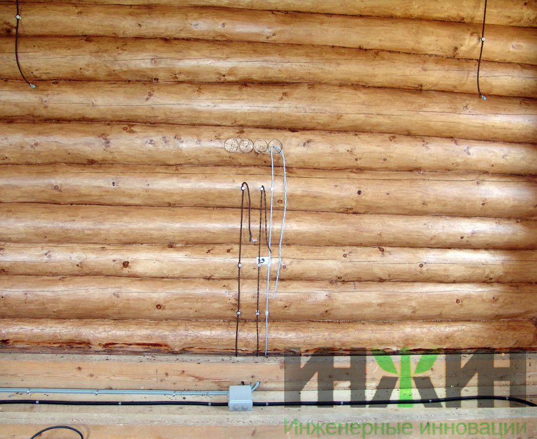 Монтаж декоративных электрических кабелей в деревянном доме