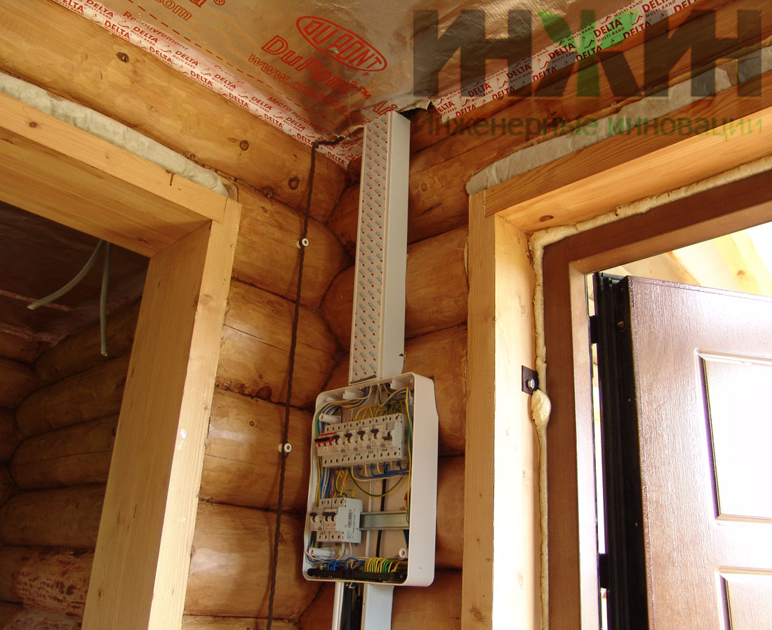 Монтаж электрического распределительного щита в деревянной бане из бревна