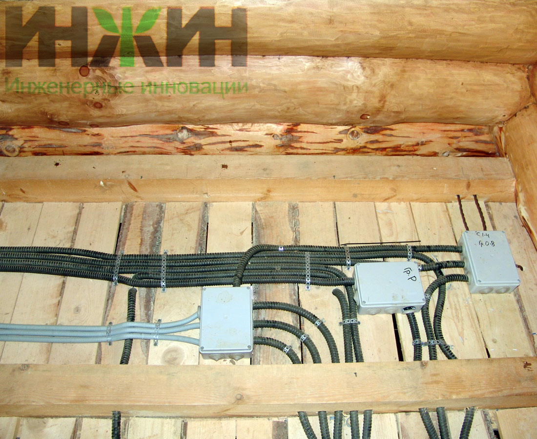 Монтаж электрики для деревянного дома, распаячные коробки в полу.