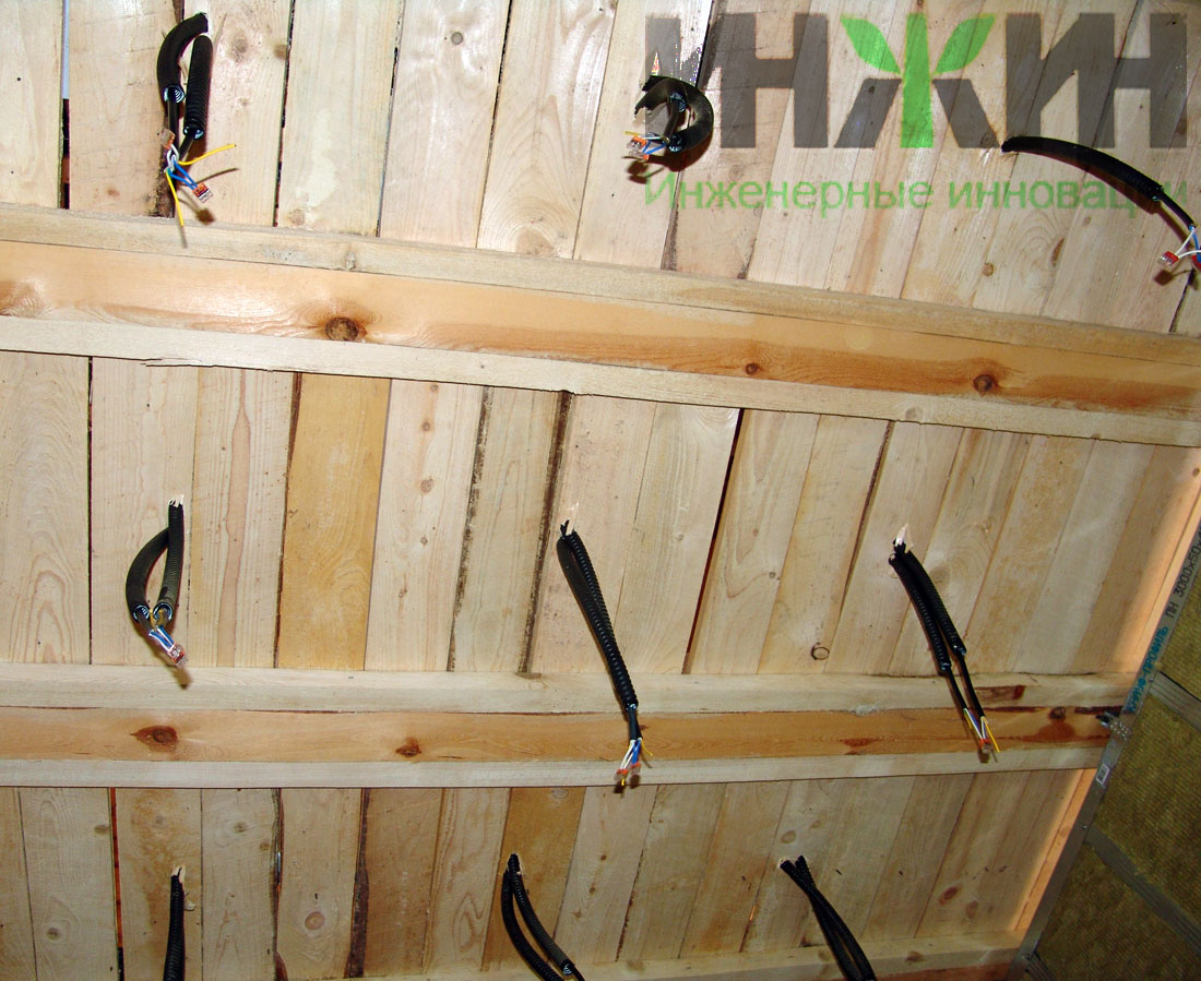 Монтаж электрического кабеля на потолке для освещения деревянного дома