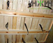 Монтаж кабелей освещения на деревянном потолке