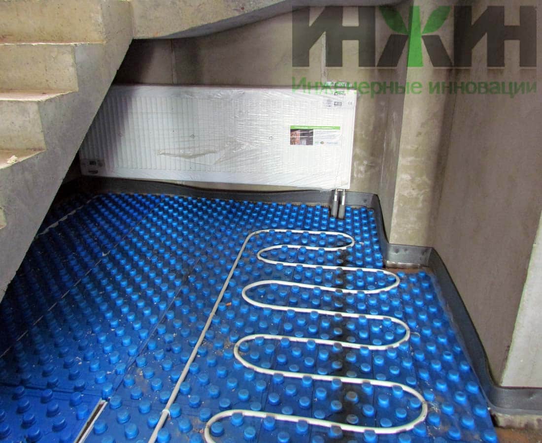 Монтаж радиатора отопления Kermi под лестницей в частном доме КП Апрелевка Парк