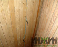 Монтаж электрических кабелей на деревянном потолке