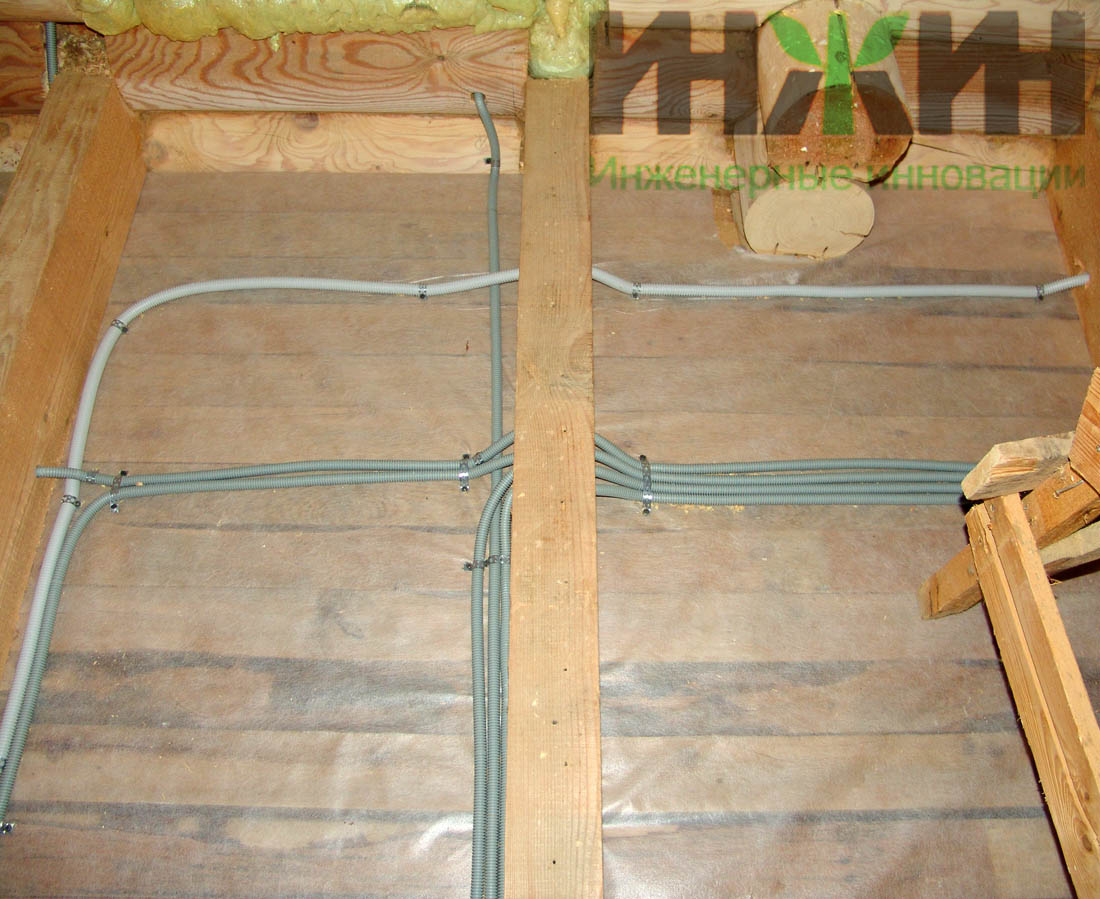 Монтаж электрики в деревянном доме - электрокабели в полу