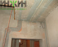 Монтаж электрокабелей на потолке кирпичного дома в г.Дмитров