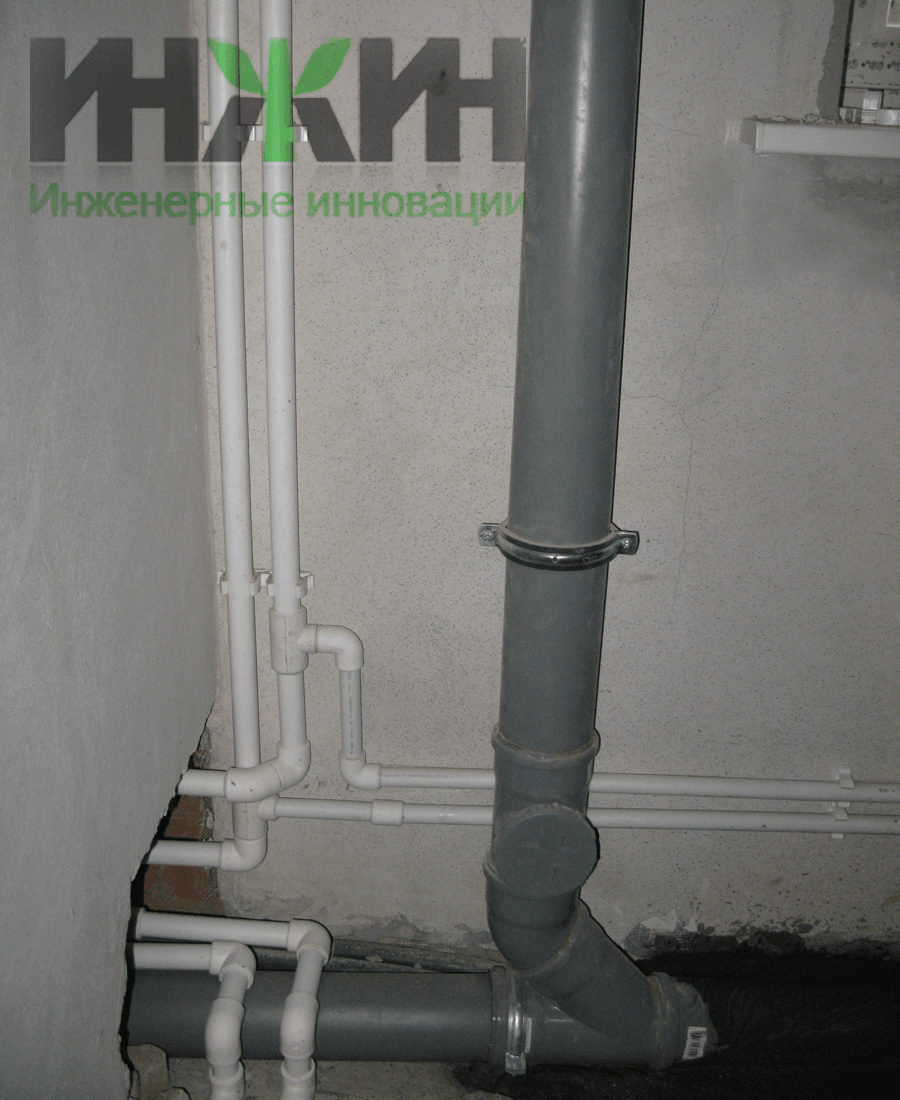 Монтаж труб водопровода и стояка канализации