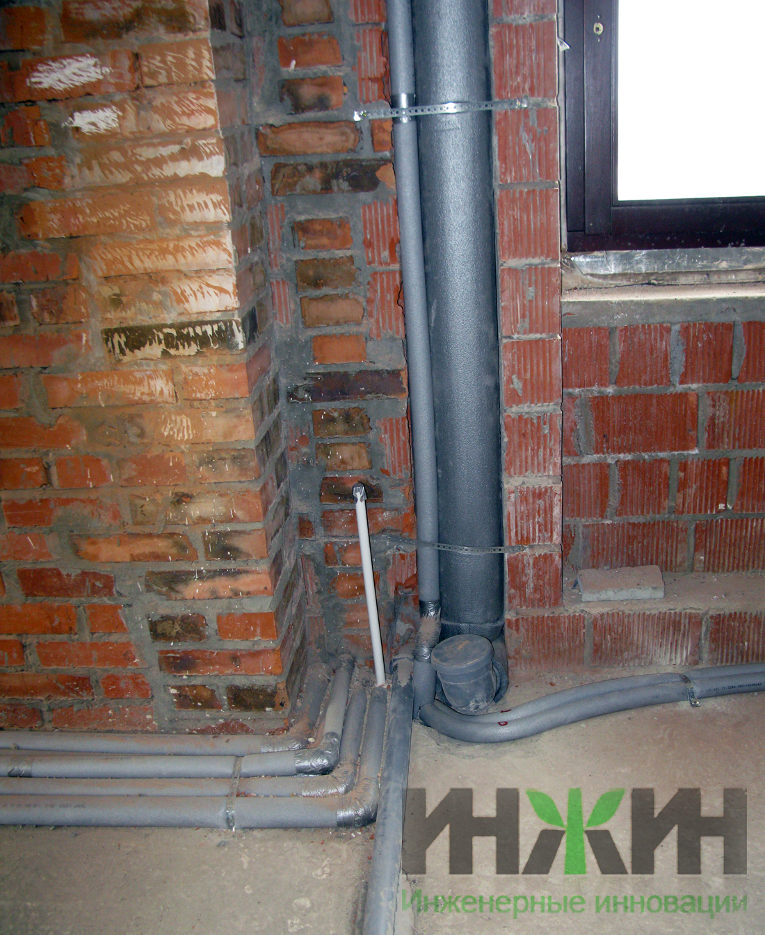 Монтаж труб водопровода и канализации в кирпичном доме