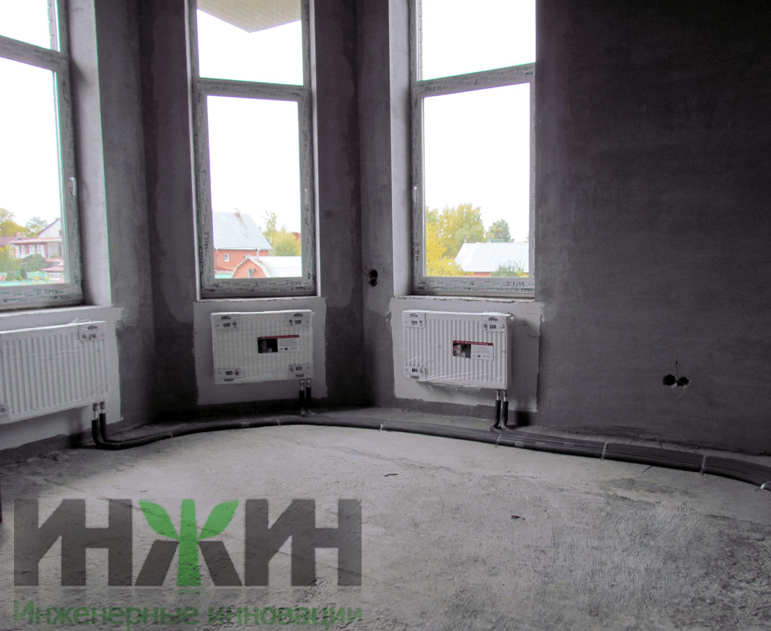 Монтаж радиаторов отопления Kermi в эркере частного дома в Химках