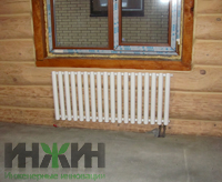 Радиатор отопления под окном дома в КП «Ивушкино»