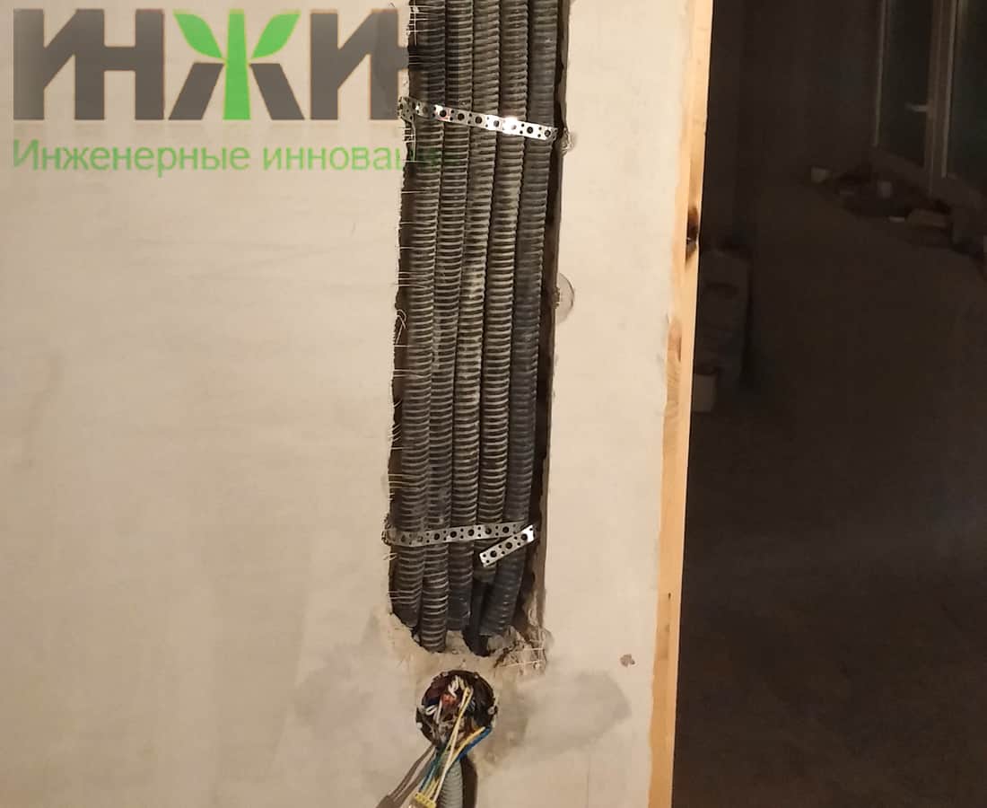 Монтаж электрических кабелей в стене таунхауса