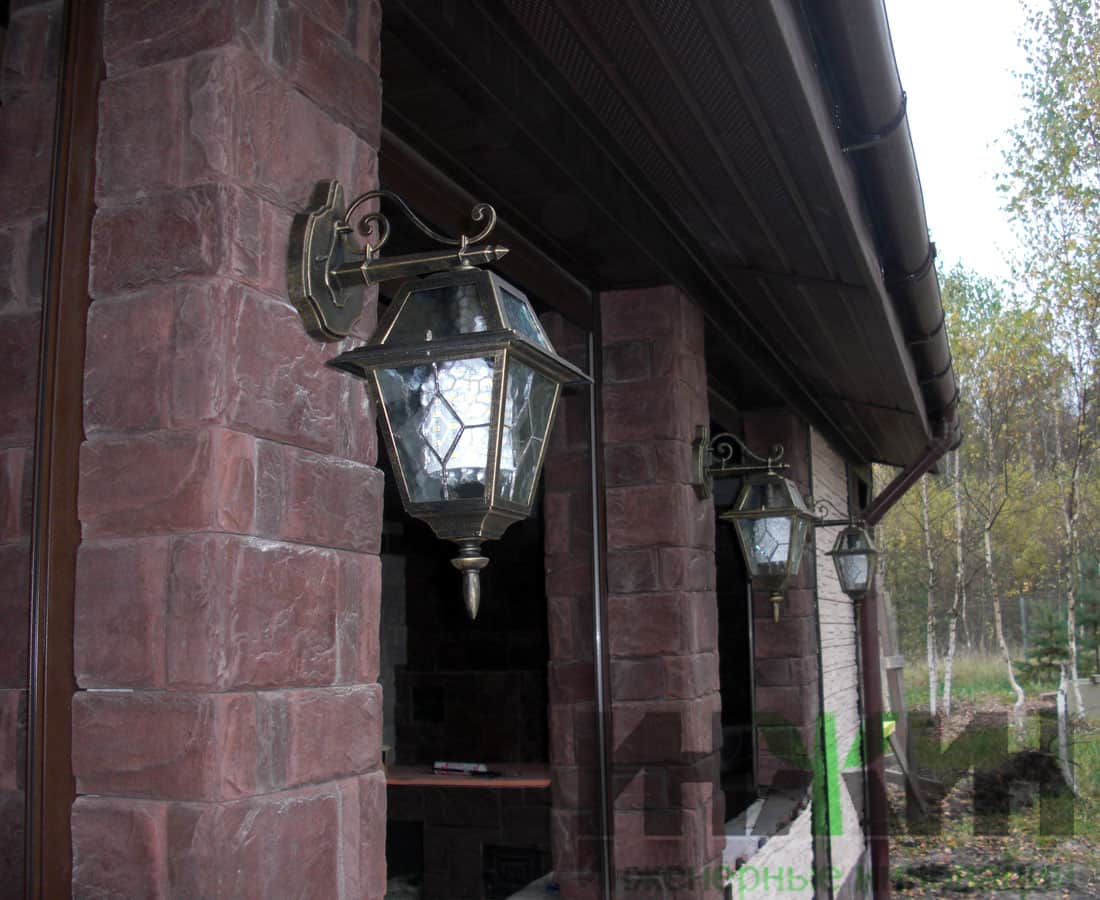 Монтаж уличных светильников на фасаде дома