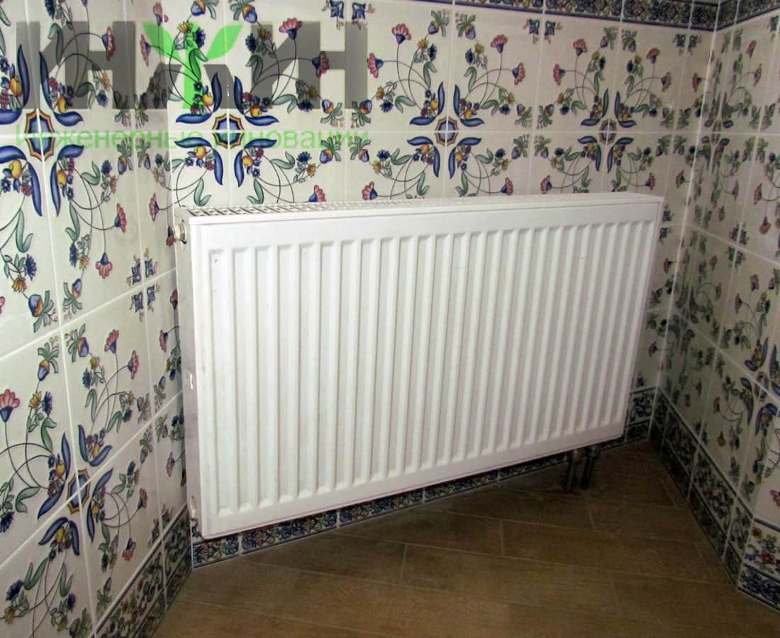 Монтаж панельного радиатора отопления Kermi в частном доме