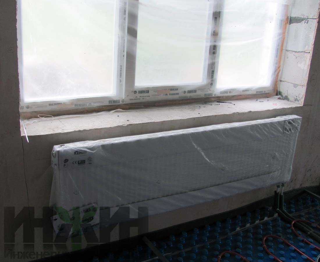Установка радиатора отопления Kermi под окном