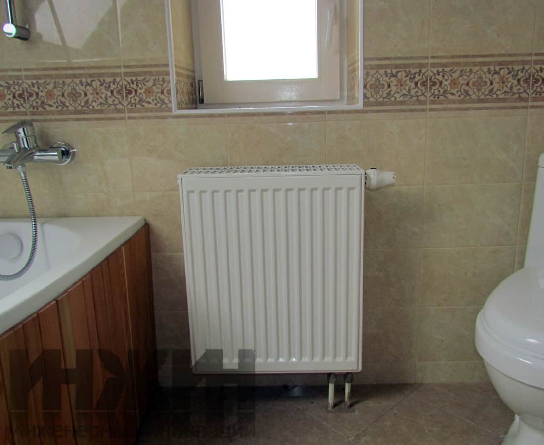 Монтаж радиатора отопления Kermi в ванной комнате