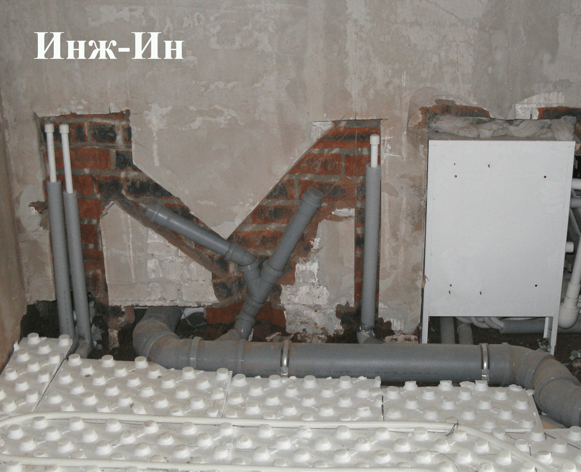 Монтаж труб водопровода и канализации в загородном доме