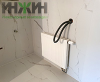 Радиатор отопления в санузле дома в КП "Новорижский Эдем"