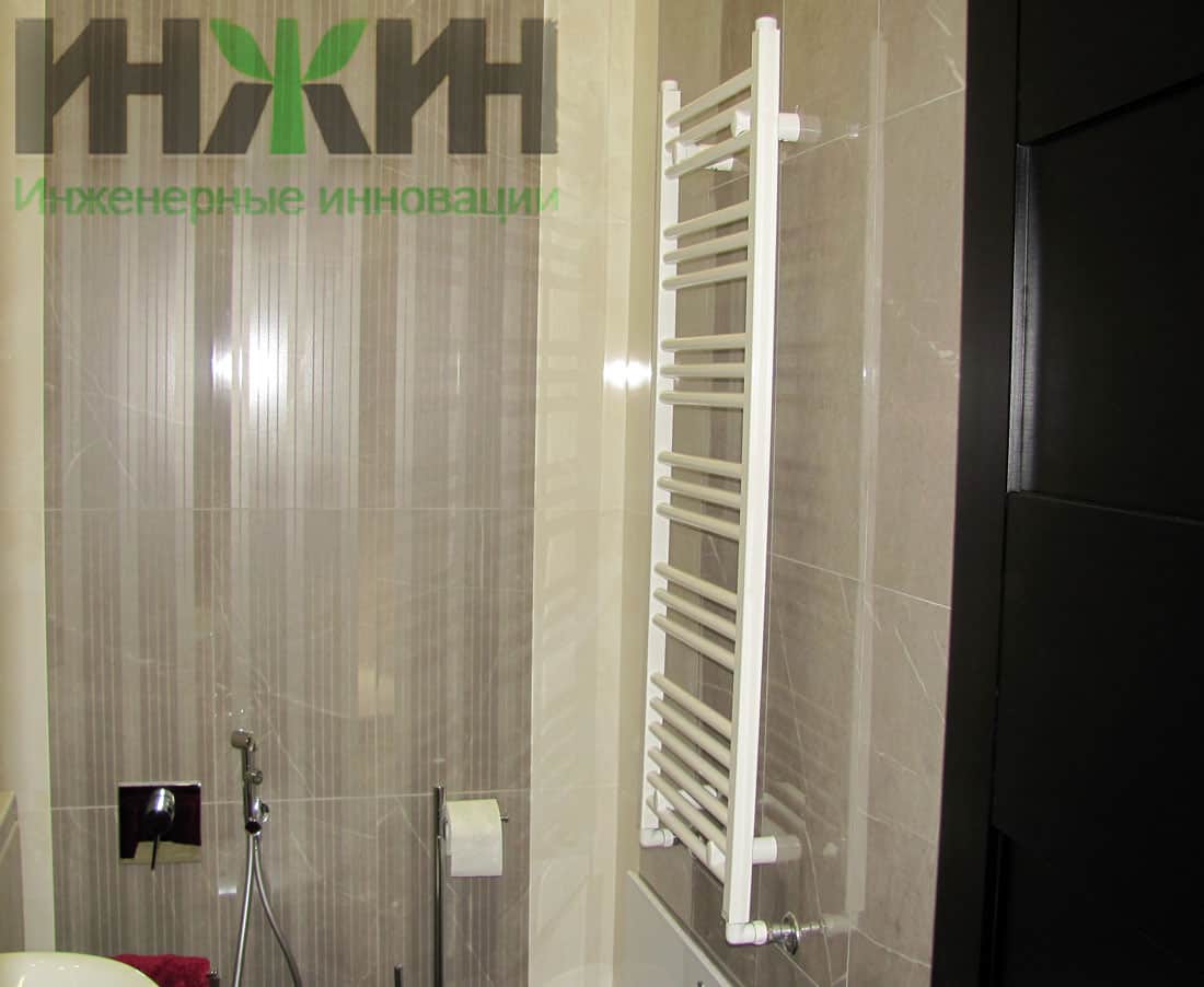 Монтаж водяного полотенцесушителя в санузле частного дома
