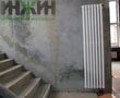 Монтаж радиатора Гармония на лестнице в загородном доме