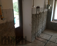 Монтаж электропроводки в стене дома в ПЖСК "Полесье"