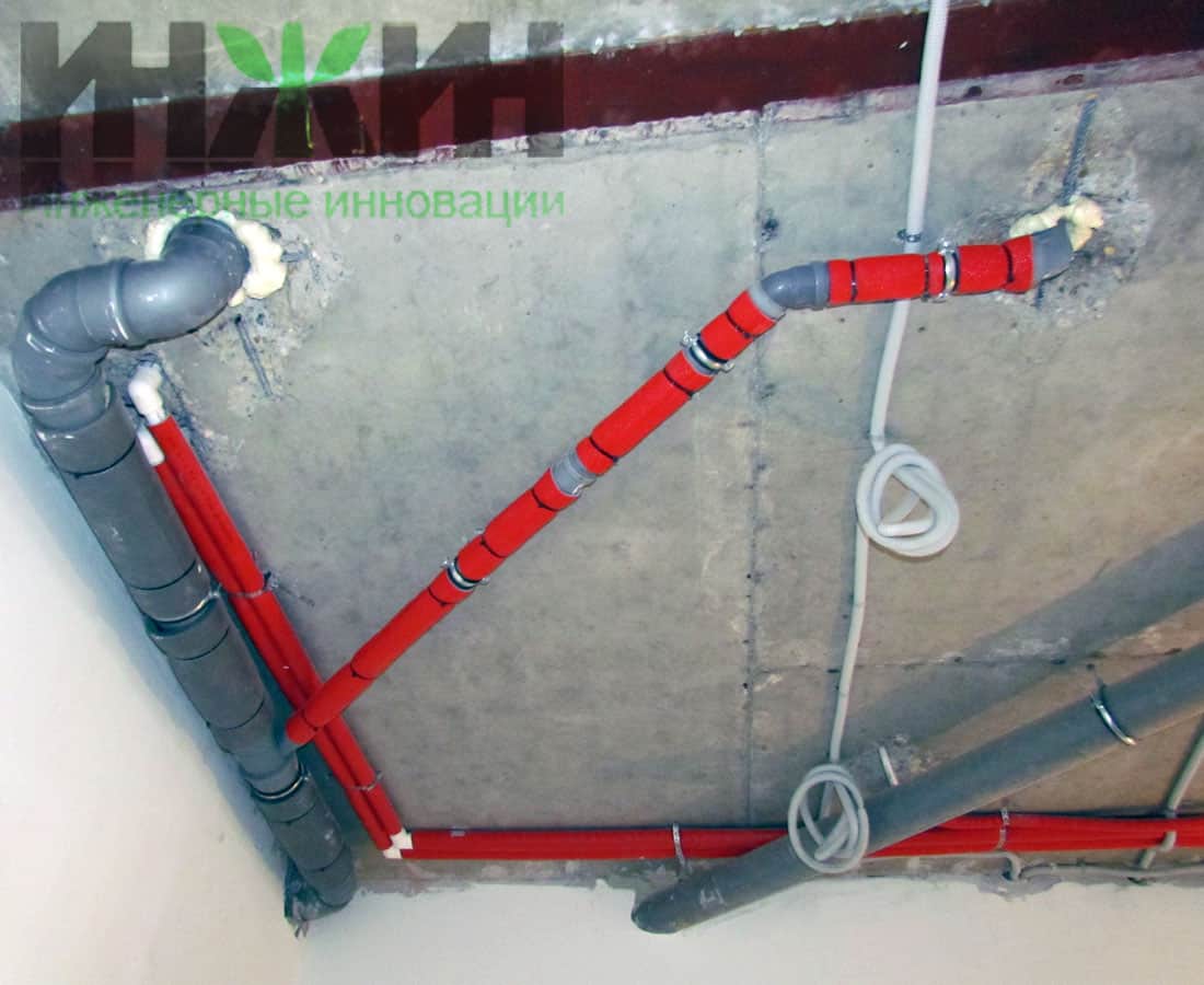Монтаж труб водопровода и канализации под потолком 