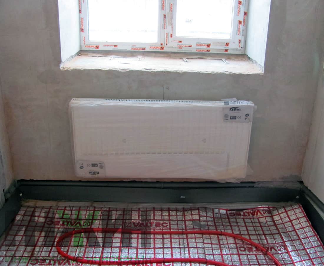 Монтаж радиатора отопления под окном санузла