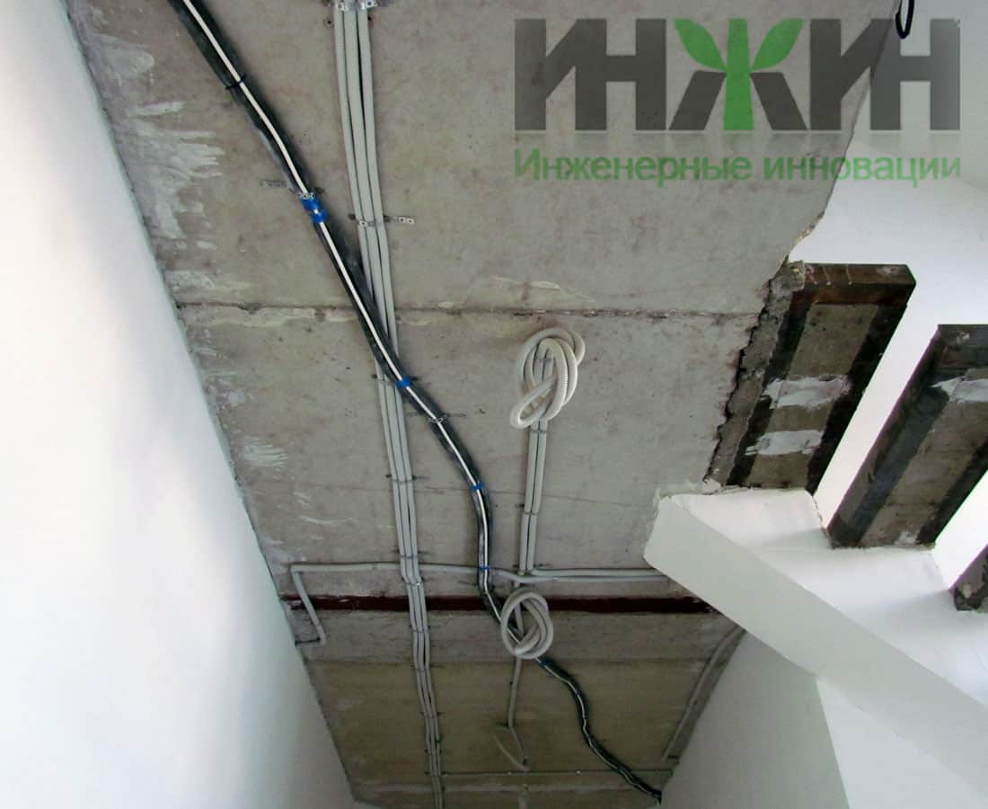 Монтаж электрики под лестницей частного дома в Московской области