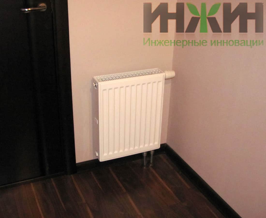 Монтаж радиатора отопления в прихожей частного дома в Московской области