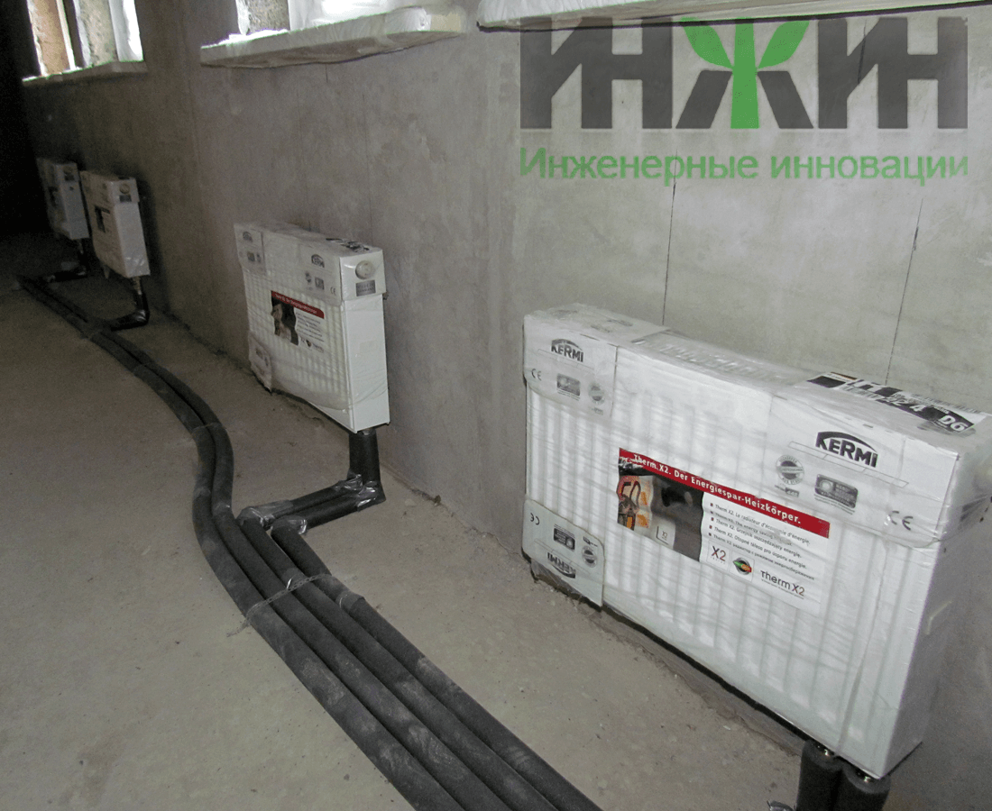 Монтаж радиаторов отопления Kermi в цоколе частного дома