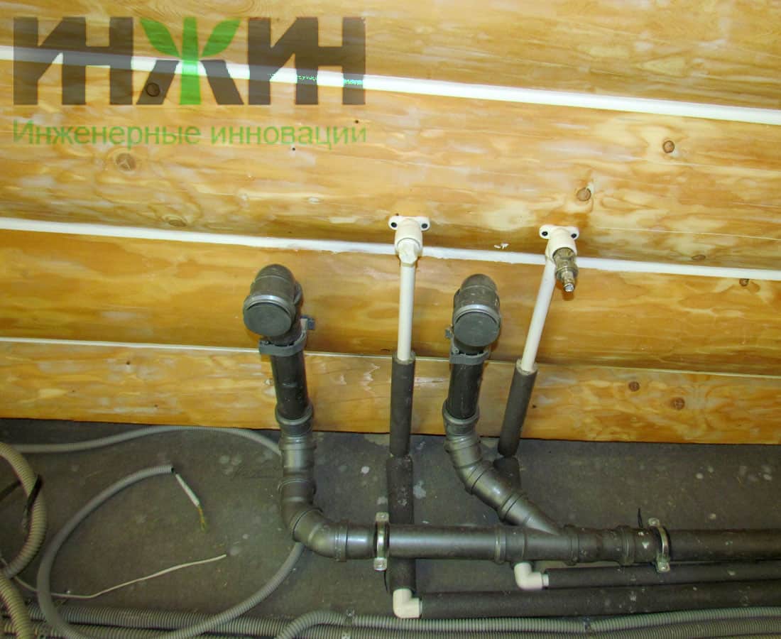 Монтаж точек водопровода и канализации в деревянном доме