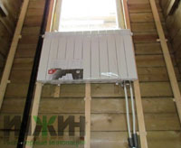 Монтаж радиатора отопления Rifar Base Ventil на лестнице дома из бруса