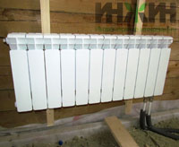 Радиатор отопления Rifar, установка на деревянной стене под окном