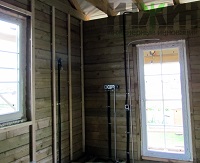 Монтаж электропроводки в стенах деревянного дома