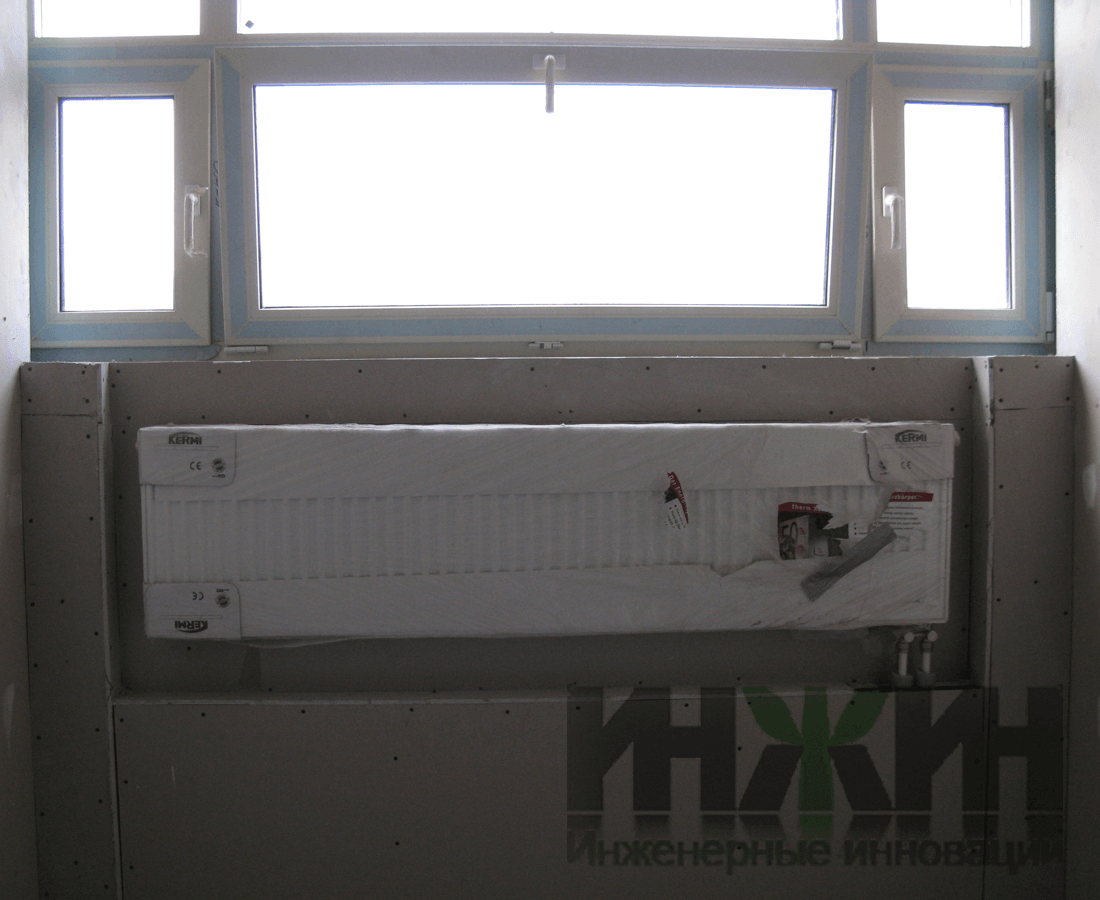 Монтаж радиатора отопления Kermi в нише под окном
