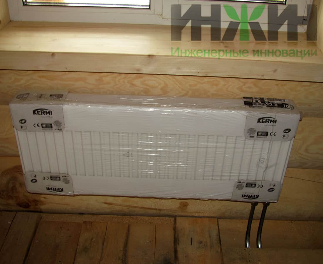 Отопление в деревянном доме, монтаж радиатора Kermi на стене