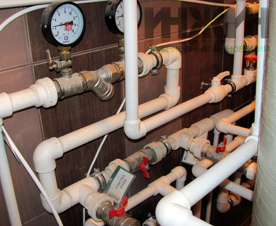 Монтаж труб водопровода и системы очистки воды в доме