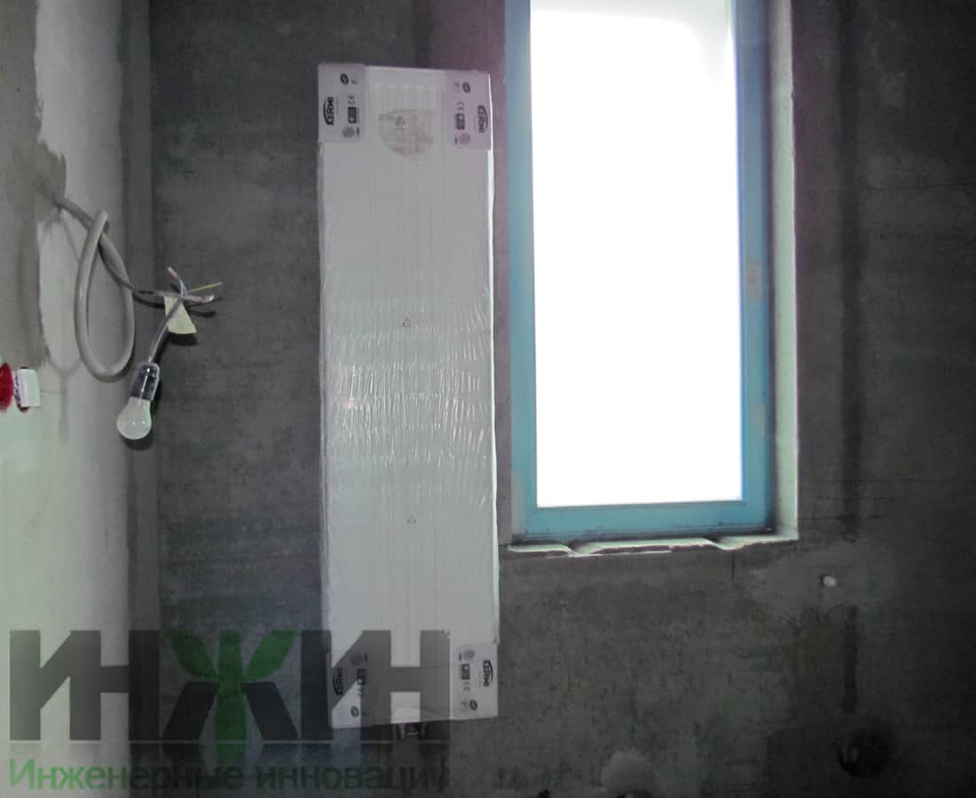 Монтаж радиатора отопления Kermi у окна санузла частного дома в ЖК Воскресенское