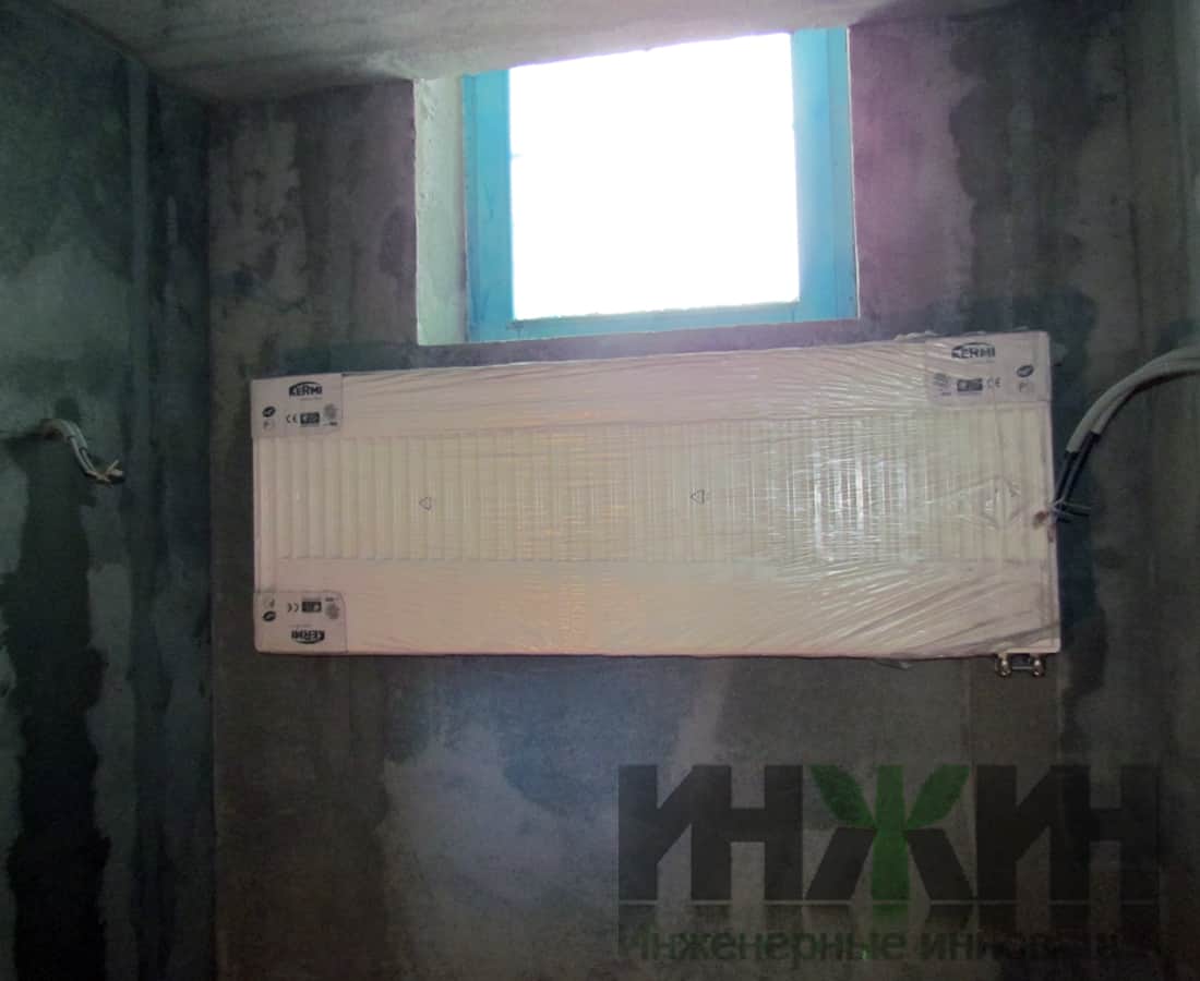 Монтаж радиатора отопления Kermi на стене в санузле частного дома
