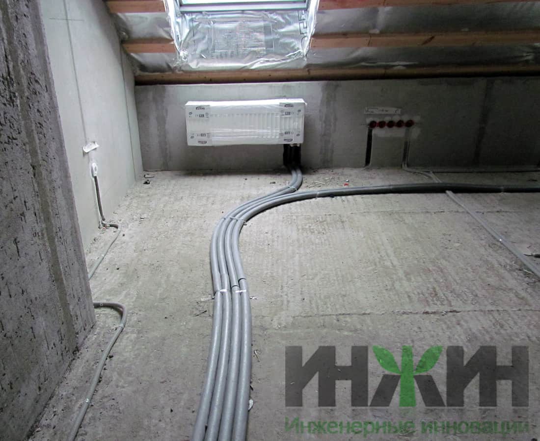 Монтаж радиатора отопления Kermi под окном мансарды частного дома в Московской области