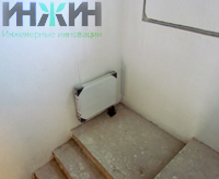 Монтаж радиатора отопления ROMMER на лестнице дома в КП "Вяземские Сады"