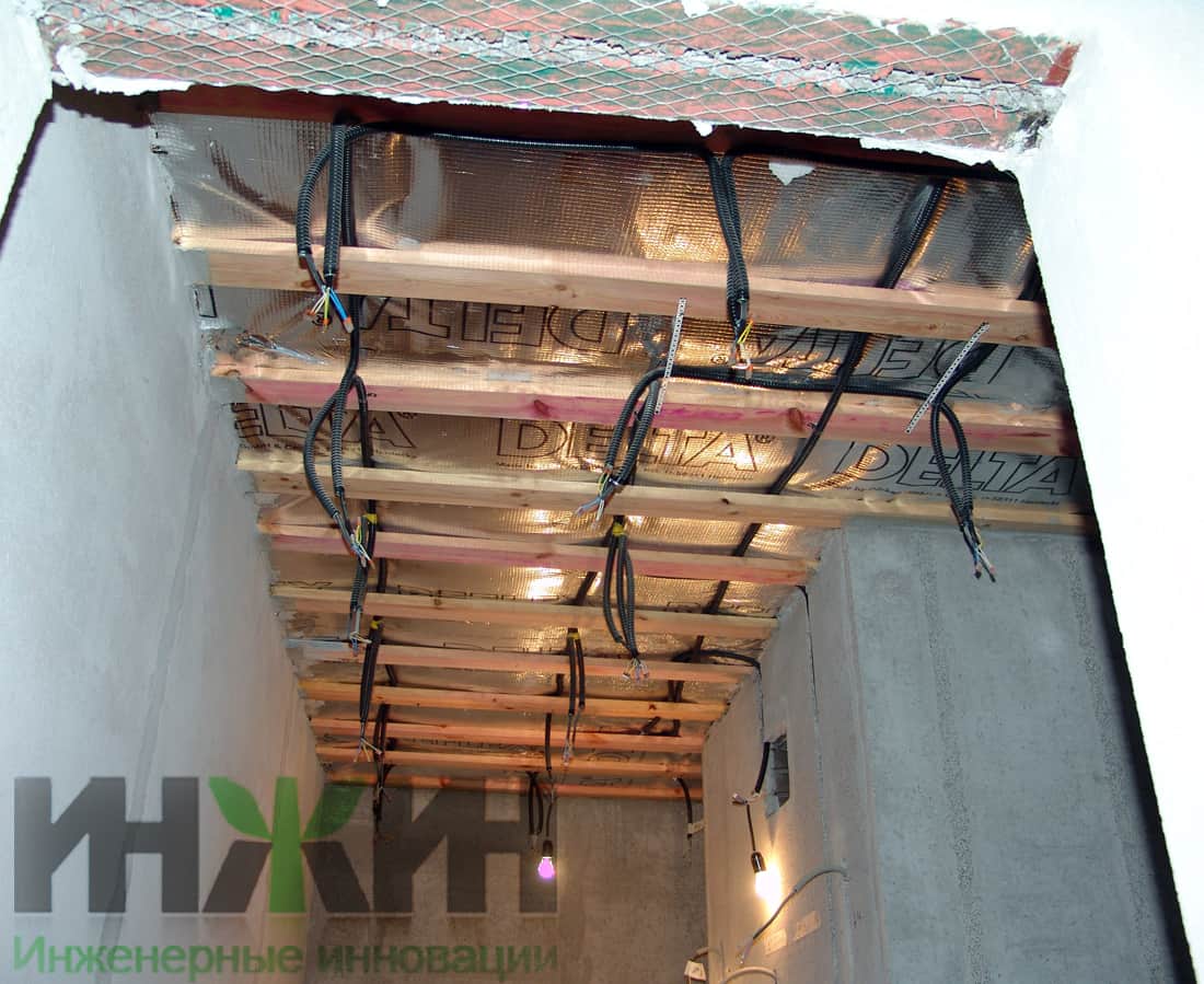 Монтаж кабелей освещения в каркасе потолка, электрика частного дома