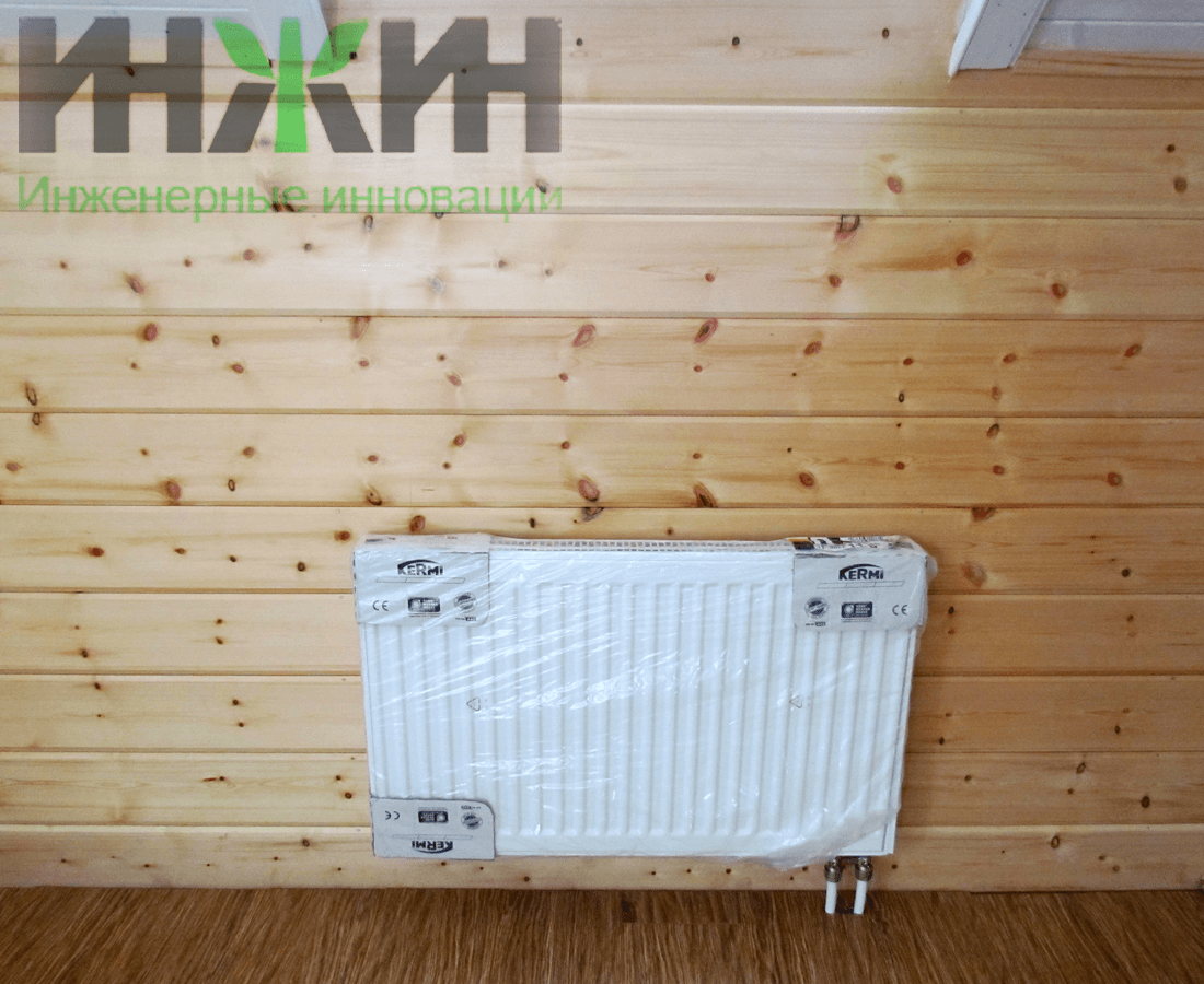 Монтаж радиатора отопления Kermi на мансарде деревянного дома