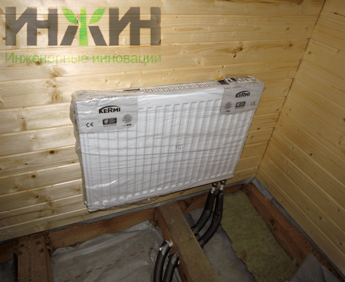 Монтаж радиатора отопления Kermi в загородном деревянном доме